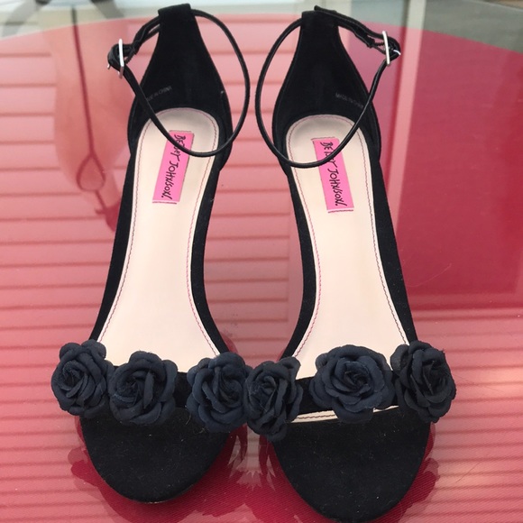 Betsy Johnson Flower Heels - Picture 2 of 7